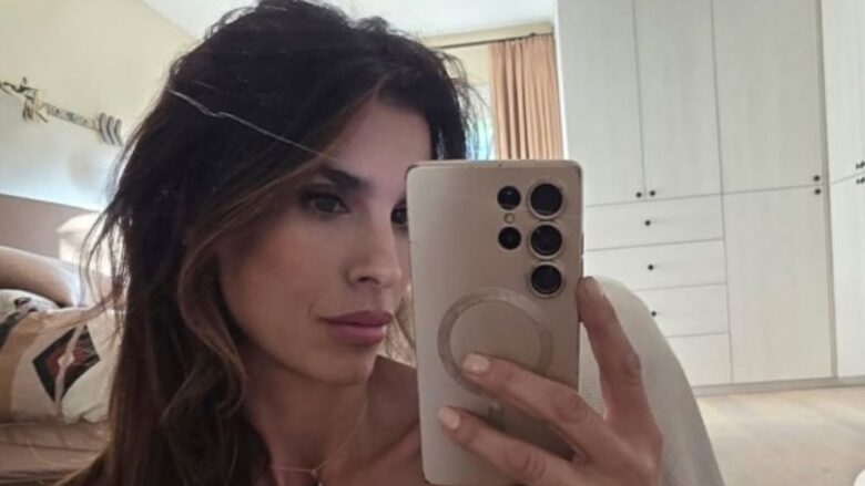 Elisabetta Canalis lascia tutti senza fiato a Tu Sì Que Vales con un abito in raso stile lingerie FOTO