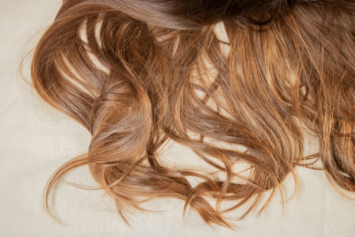 Capelli più sottili dopo i 40 anni? I trucchi naturali per una chioma dall’aspetto più folto