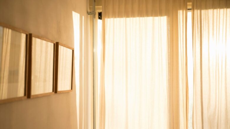 Basta cambiare le tende: il trucco semplice per far sembrare più luminosa la tua casa